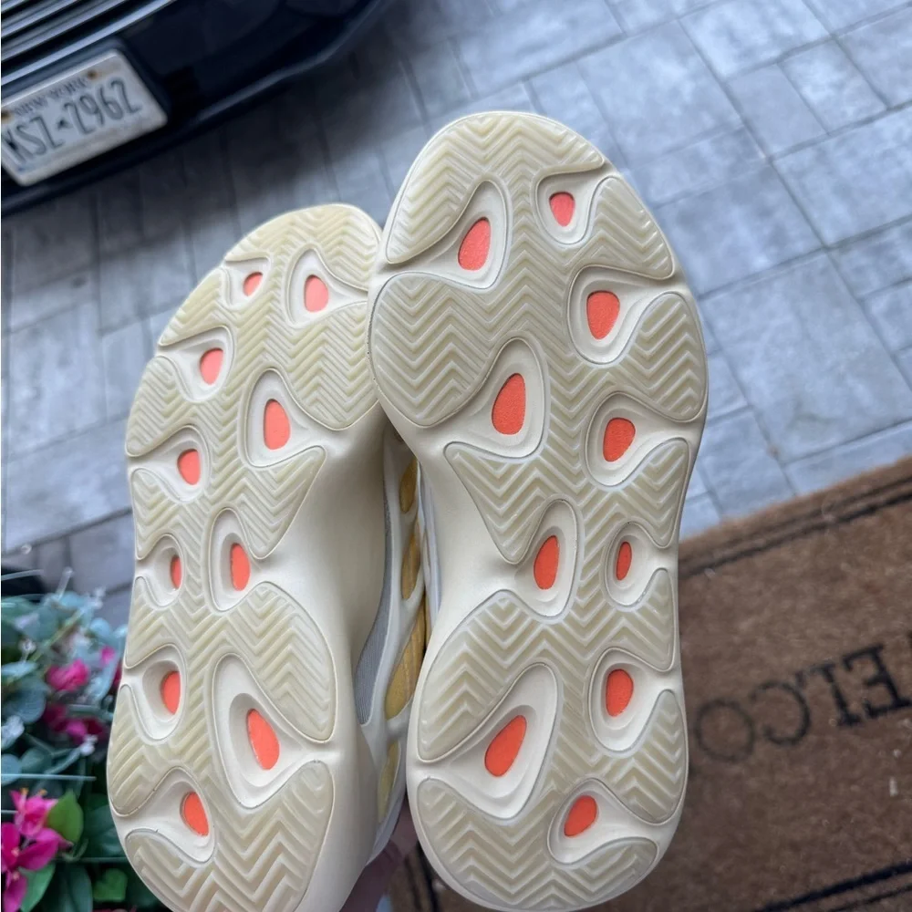Brand New Yeezy V3 Safflower Size 10.5M - Picture 3 of 4